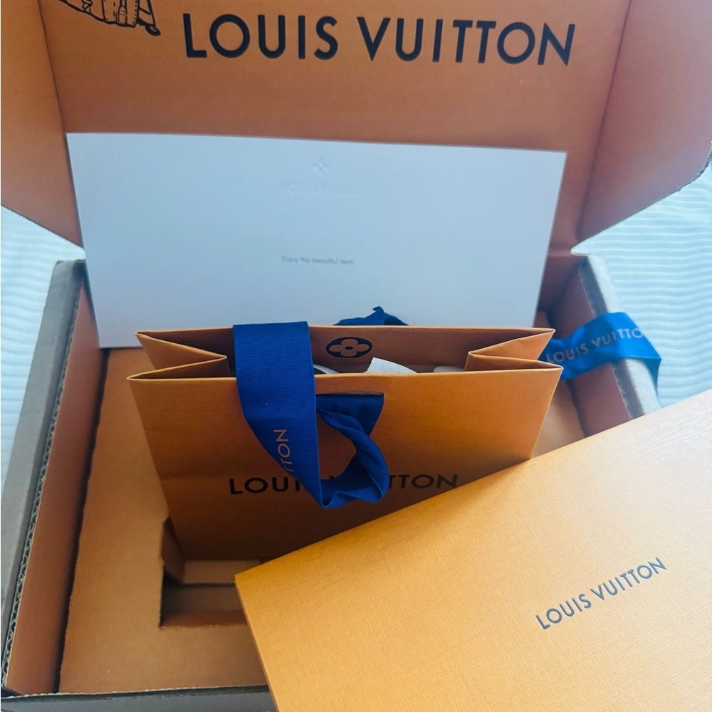 Louis Vuitton Small Orange Gift Packaging with Blue Ribbon and Gift Message - Picture 7 of 7